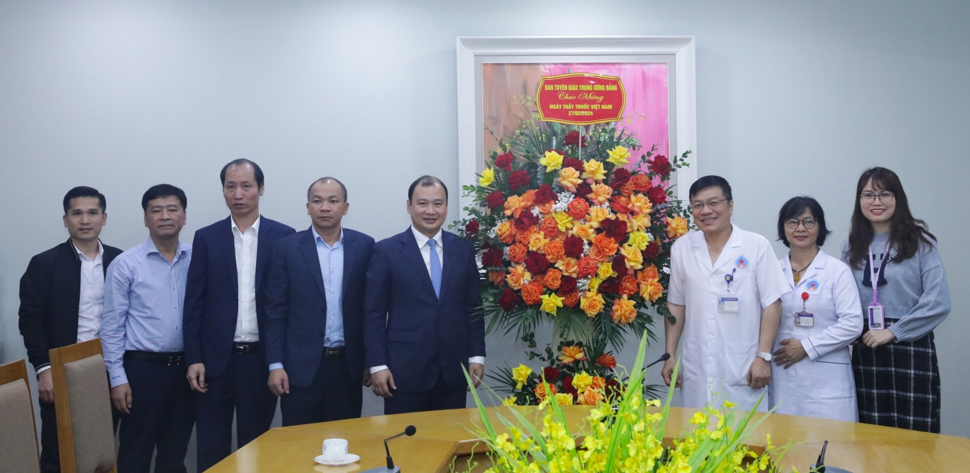 Đồng chí Lê Hải Bình tặng hoa chúc mừng Bệnh viện Hữu nghị Việt Xô.