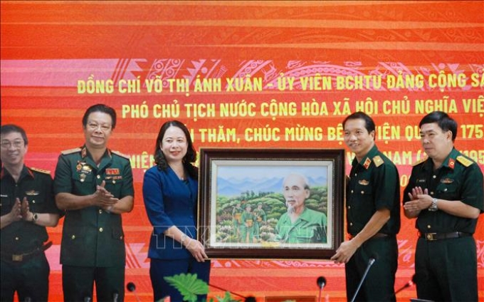 Phó Chủ tịch nước Võ Thị Ánh Xuân chúc mừng tập thể lãnh đạo, y bác sĩ Bệnh viện Quân y 175, TP. Hồ Chí Minh. (Ảnh: TTXVN)