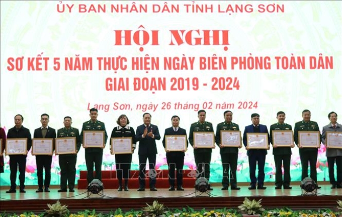 Lãnh đạo UBND tỉnh Lạng Sơn trao Bằng khen tặng các cá nhân có thành tích xuất sắc. (Ảnh: TTXVN)