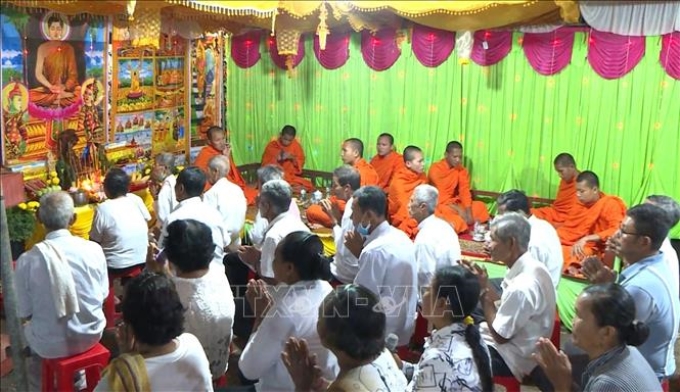 Tụng kinh cầu an trong lễ Đom Lơng Néak Tà của người Khmer tỉnh Trà Vinh. (Ảnh: TTXVN)
