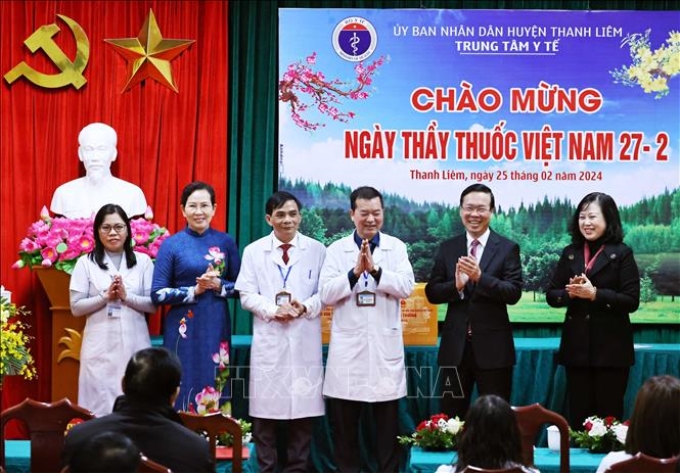 Chủ tịch nước Võ Văn Thưởng tặng quà Trung tâm Y tế huyện Thanh Liêm. (Ảnh: TTXVN)