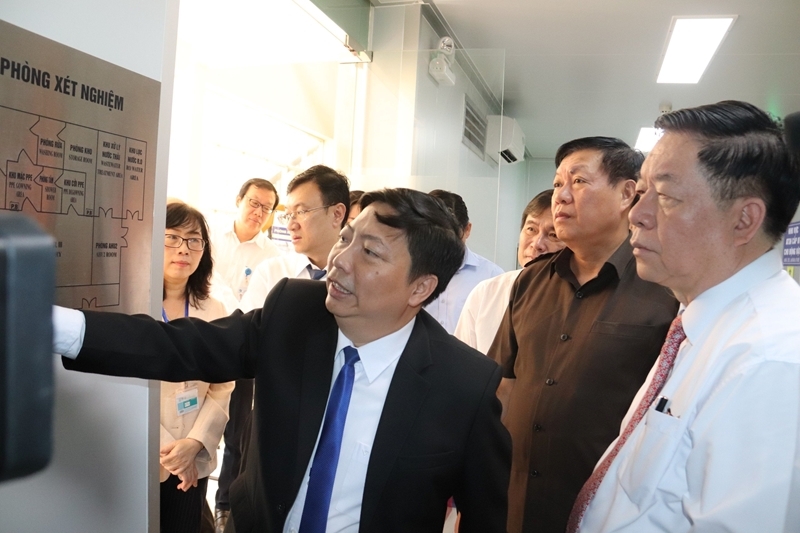 Đồng chí Nguyễn Trọng Nghĩa thăm phòng xét nghiệm tại Viện Pasteur TP Hồ Chí Minh.