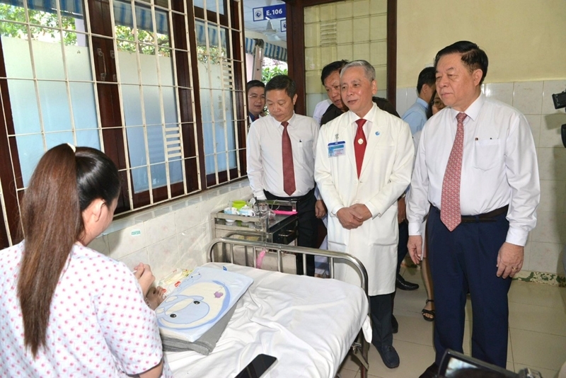 Đồng chí Nguyễn Trọng Nghĩa thăm một số bệnh nhân đang điều trị tại Bệnh viện Từ Dũ.