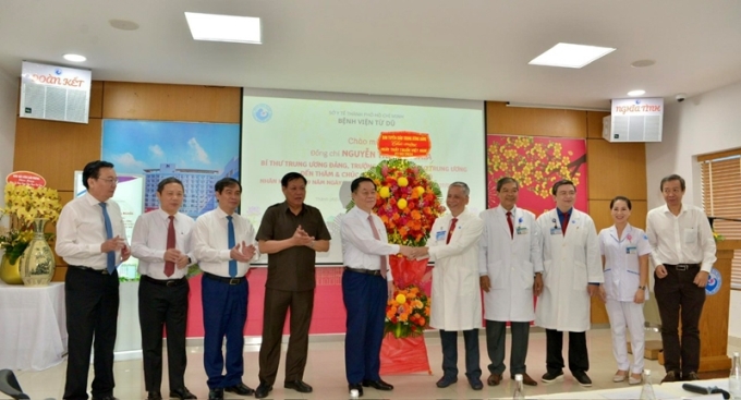 Đồng chí Nguyễn Trọng Nghĩa chúc mừng Ngày Thầy thuốc Việt Nam tại Bệnh viện Từ Dũ.