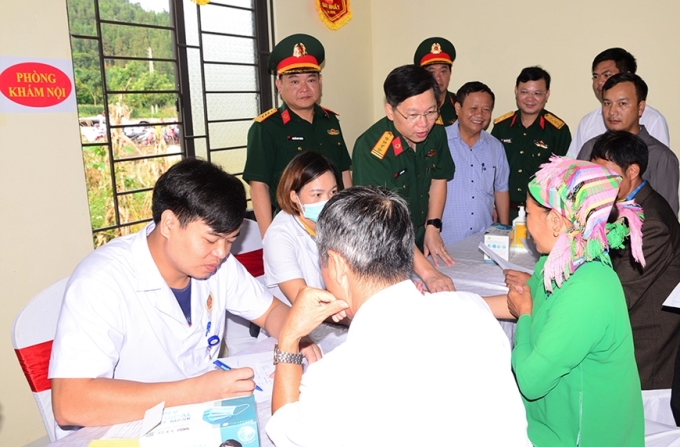 Bác sĩ Bệnh viện Quân y 109 (Quân khu 2) khám bệnh, cấp thuốc miễn phí cho đồng bào dân tộc vùng biên giới huyện Mường Khương, tỉnh Lào Cai (tháng 8-2023). Ảnh: KHÁNH TÚ