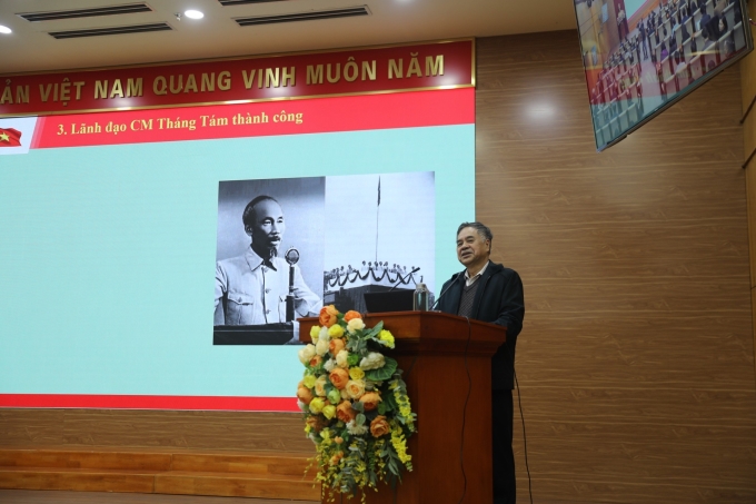 Đồng chí Nguyễn Viết Thông, nguyên Tổng Thư ký Hội đồng Lý luận Trung ương trình bày chuyên đề Học tập và làm theo tư tưởng, đạo đức, phong cách Hồ Chí Minh, xây dựng đội ngũ cán bộ, đảng viên "7 dám".