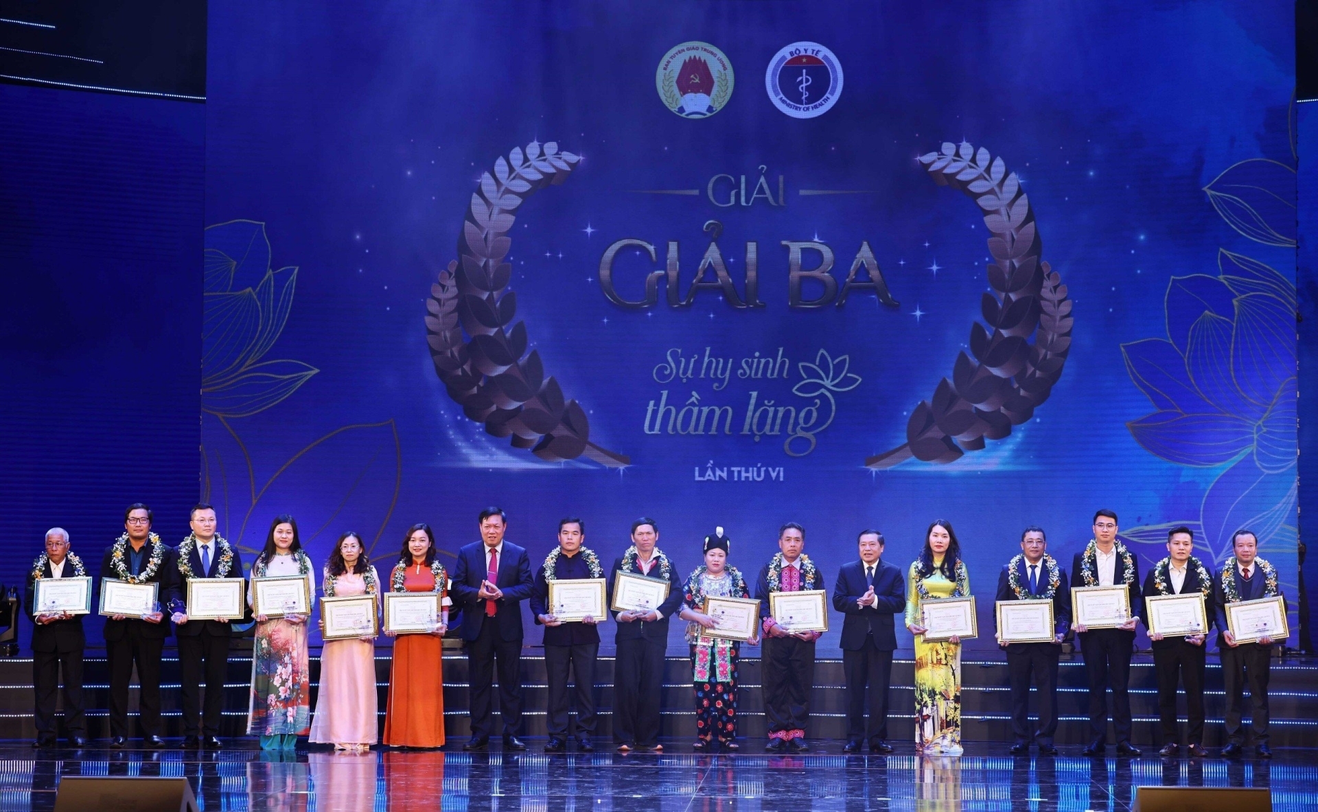 Phó Trưởng ban Thường trực Ban Tuyên giáo Trung ương Lại Xuân Môn và Thứ trưởng Bộ Y tế Đỗ Xuân Tuyên trao Giải Ba cho các tác giả và nhân vật trong tác phẩm.
