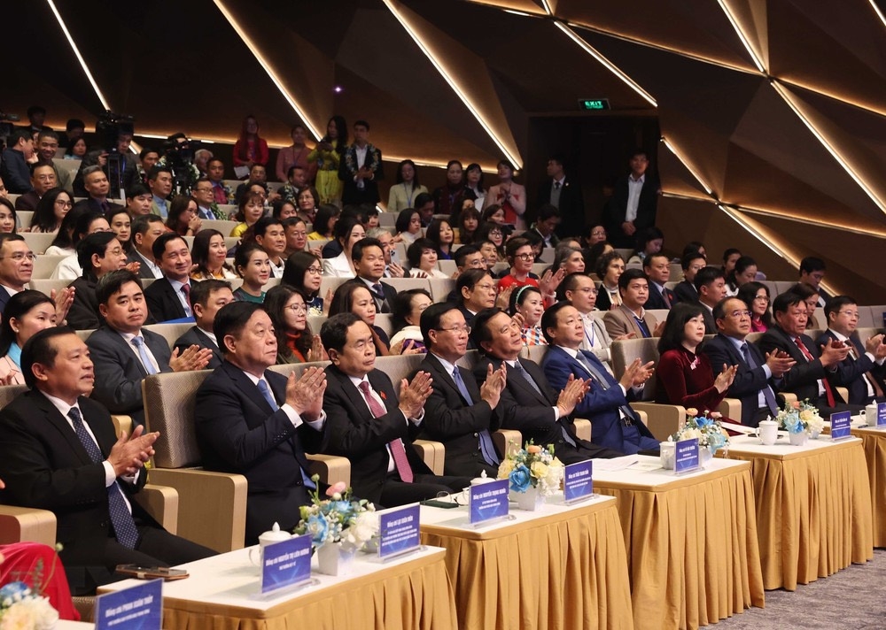 Chủ tịch nước Võ Văn Thưởng và các đại biểu tham dự Chương trình Tôn vinh Thầy thuốc Việt Nam và trao giải Cuộc thi viết 