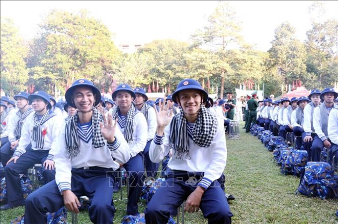 Các thanh niên ưu tú của Thành phố Hồ Chí Minh lên đường nhập ngũ. (Ảnh: TTXVN)