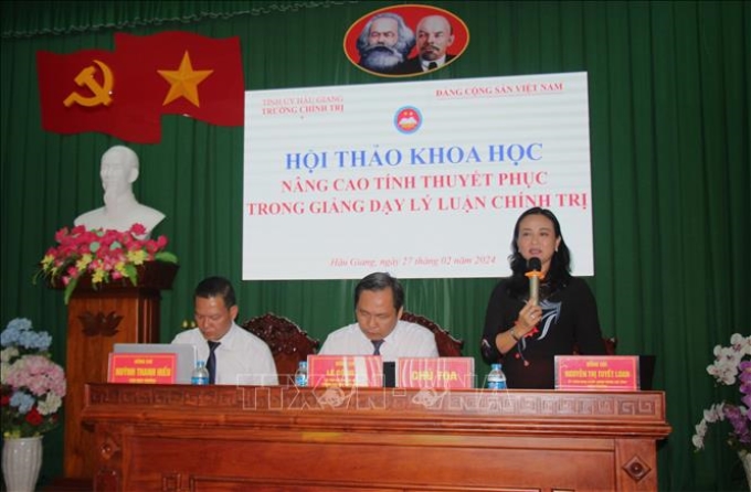 Hiệu trưởng trường Chính trị tỉnh Hậu Giang Nguyễn Thị Tuyết Loan phát biểu tại Hội thảo.