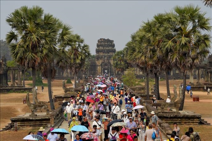 Khách đến tham quan Đền Angkor, Siem Reap, Campuchia. Ảnh: AFP/TTXVN