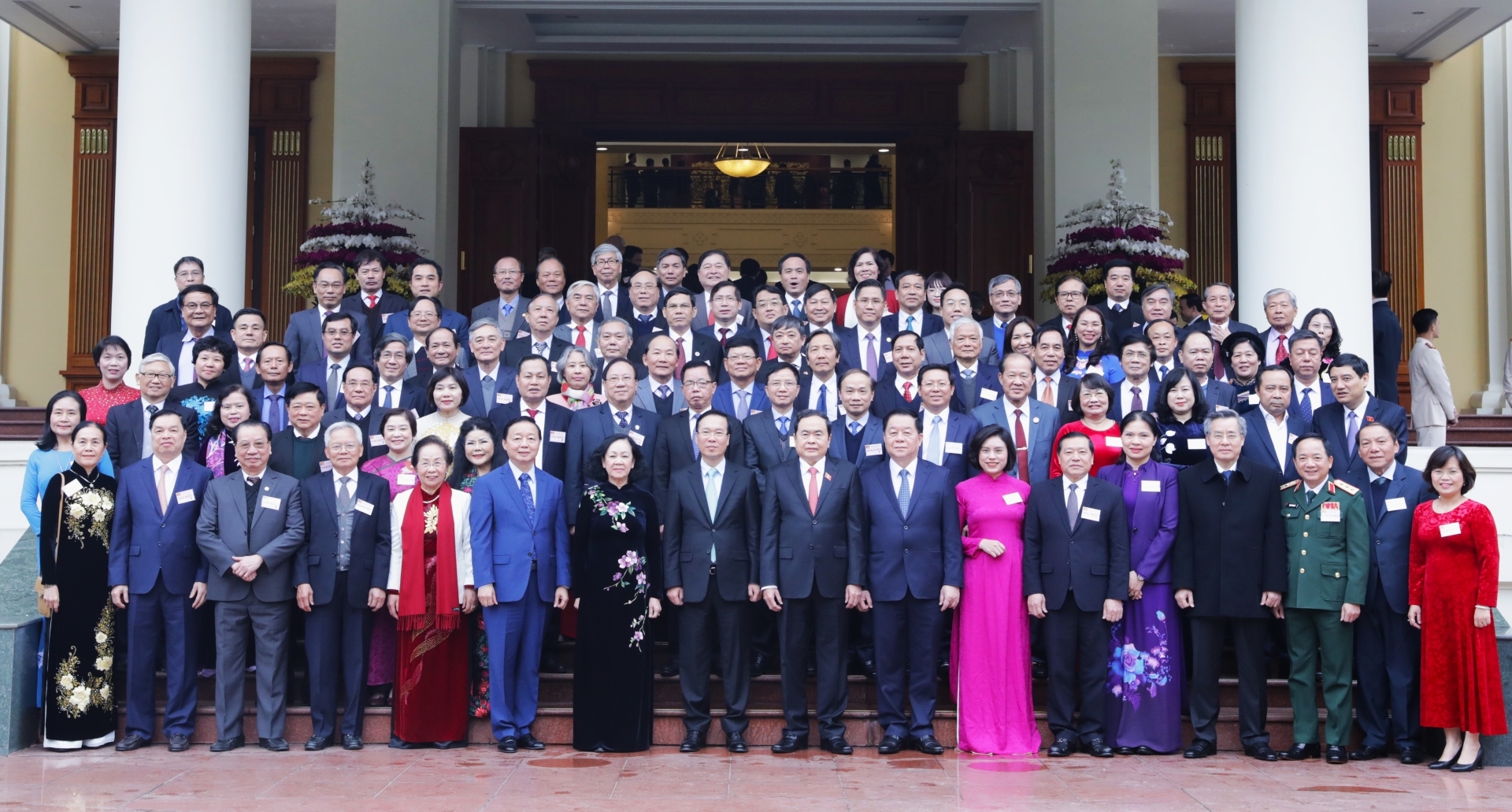 Chủ tịch nước Võ Văn Thưởng cùng các đồng chí lãnh đạo Đảng, Nhà nước với các đại biểu.
