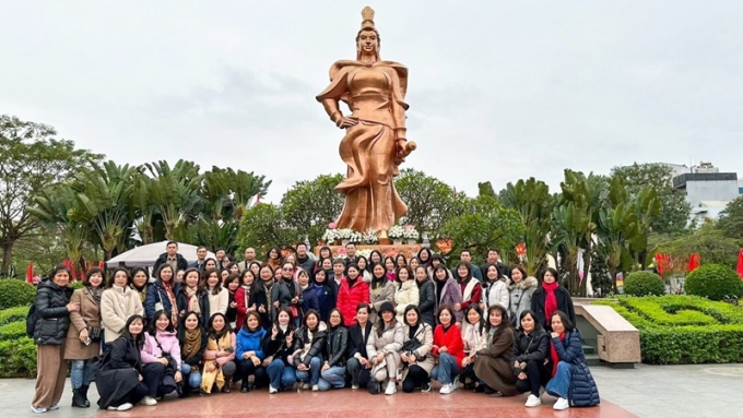 Đoàn chụp ảnh lưu niệm tại tượng đài Nữ tướng Lê Chân (quận Lê Chân, Thành phố Hải Phòng).