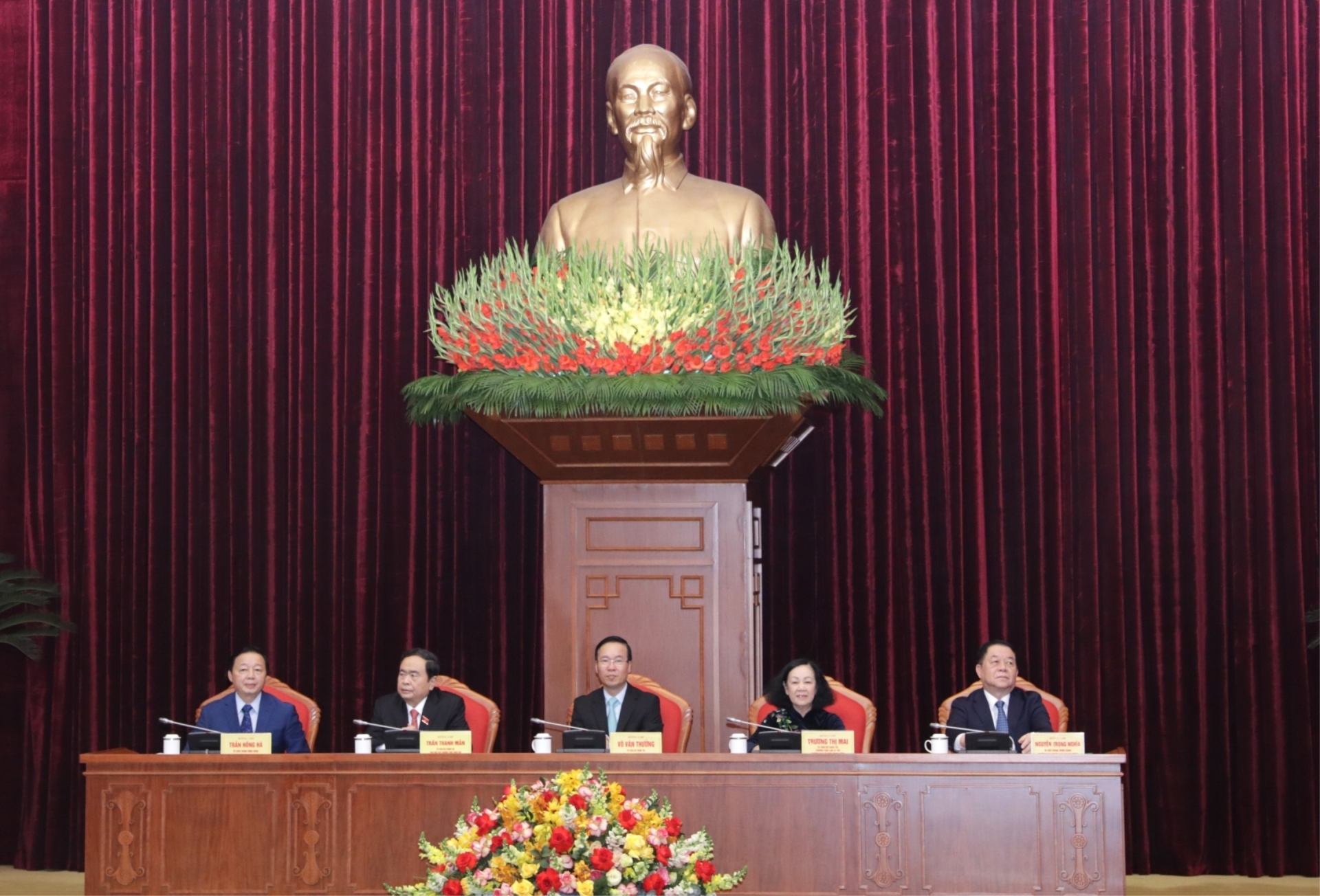 Các đồng chí Lãnh đạo Đảng, Nhà nước chủ trì buổi gặp mặt.