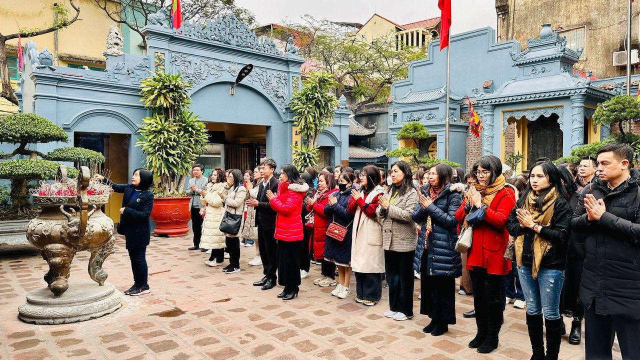 Đoàn dâng hương tại Di tích lịch sử quốc gia Đền Nghè (Thành phố Hải Phòng).