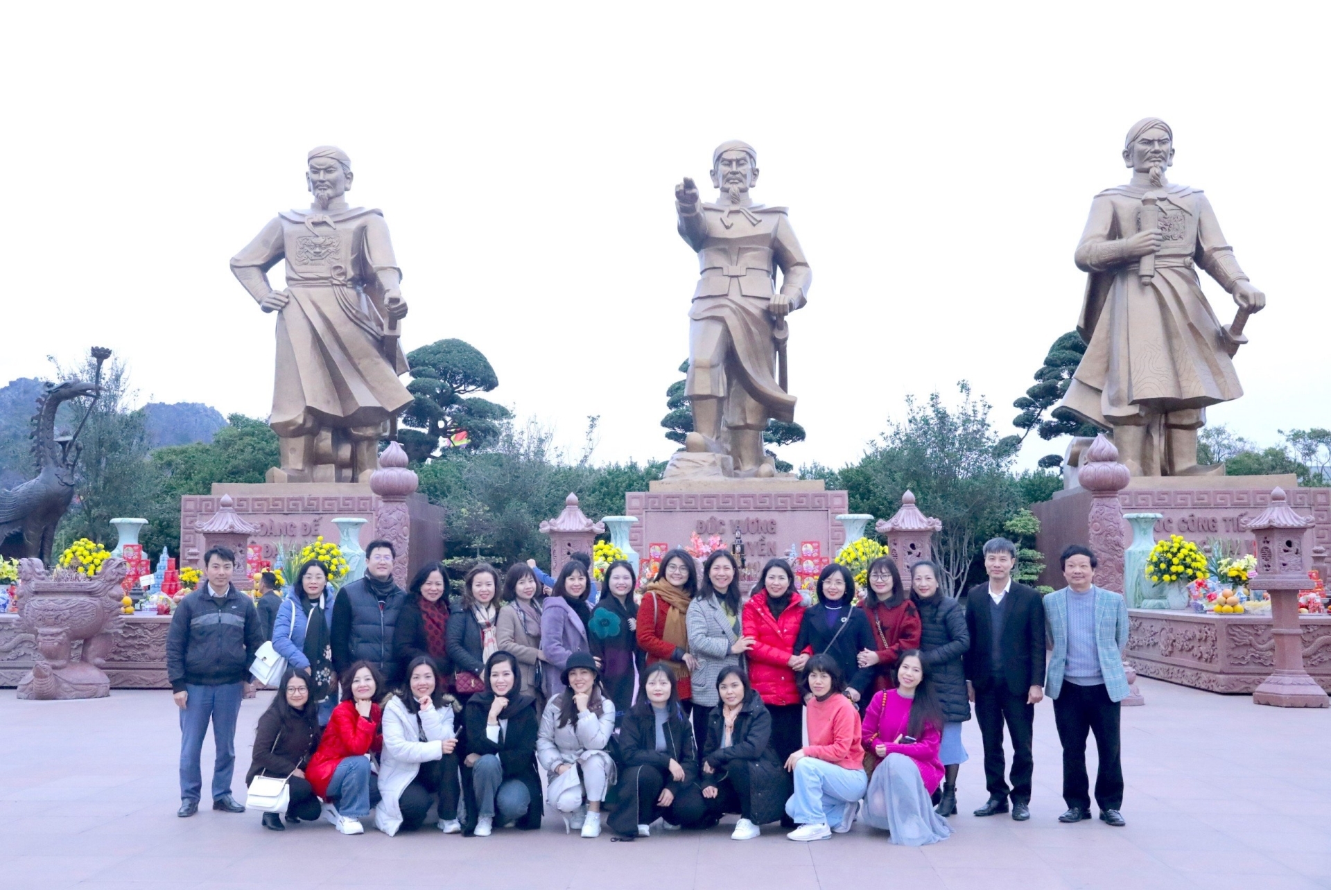 Đoàn chụp ảnh lưu niệm tại Quảng trường Chiến Thắng trên sông Bạch Đằng, thuộc Khu di tích Bạch Đằng Giang (huyện Thủy Nguyên, Thành phố Hải Phòng).