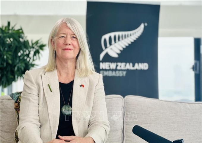 Quyền Đại sứ New Zealand tại Việt Nam Wendy Hinton trả lời phỏng vấn của phóng viên TTXVN. Ảnh: Việt Đức/TTXVN