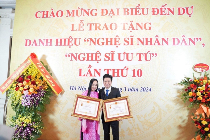Vợ chồng Thu Huyền - Tấn Minh cùng được phong tặng danh hiệu NSND trong lễ trao tặng ngày 6/3/2024. Ảnh: Facebook nhân vật.