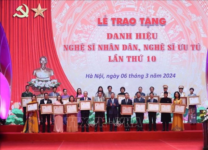 Chủ tịch nước Võ Văn Thưởng trao tặng danh hiệu “Nghệ sĩ nhân dân” cho các nghệ sĩ. Ảnh: Thanh Tùng/TTXVN