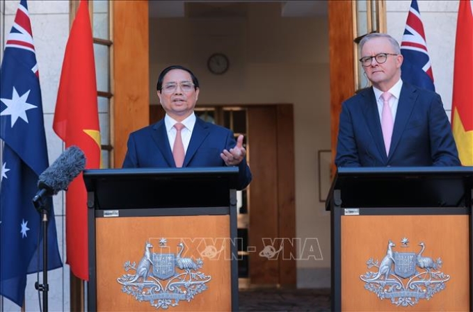 Thủ tướng Phạm Minh Chính và Thủ tướng Anthony Albanese gặp gỡ báo chí và công bố thiết lập quan hệ Đối tác Chiến lược toàn diện Việt Nam - Australia. (Ảnh: TTXVN)
