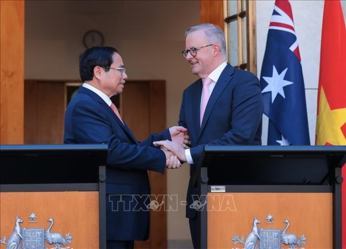 Thủ tướng Phạm Minh Chính và Thủ tướng Anthony Albanese gặp gỡ báo chí và công bố thiết lập quan hệ Đối tác Chiến lược toàn diện Việt Nam - Australia. (Ảnh: TTXVN)