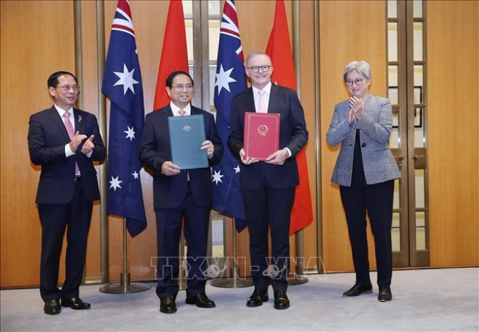 Thủ tướng Phạm Minh Chính và Thủ tướng Australia Anthony Albanese trao biên bản thiết lập quan hệ Đối tác chiến lược toàn diện. (Ảnh: TTXVN)