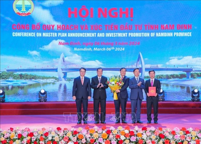 Phó Thủ tướng Chính phủ Trần Hồng Hà trao Quyết định Quy hoạch tỉnh Nam Định thời kỳ 2021 - 2030, tầm nhìn đến năm 2050. (Ảnh: TTXVN)