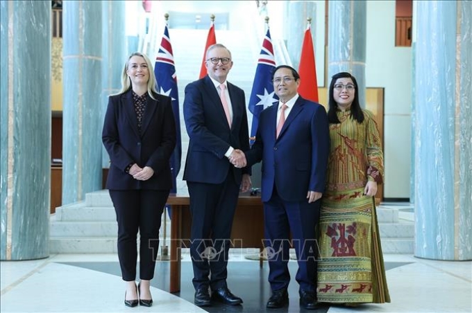 Thủ tướng Australia Anthony Albanese và Hôn thê đón Thủ tướng Phạm Minh Chính và Phu nhân. (Ảnh: TTXVN)