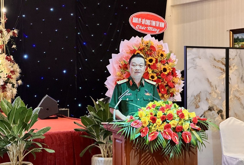 Trung tướng Trần Hoài Trung đánh giá cao công tác phối hợp của các cơ quan báo chí đối với các hoạt động của Quân khu 7 trong năm 2023. (Ảnh: NGUYỄN YÊN)