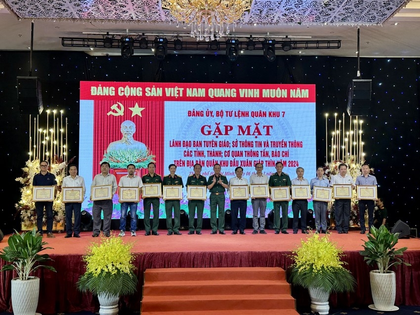 Trung tướng Trần Hoài Trung trao bằng khen cho các tập thể có thành tích xuất sắc trong phối hợp tuyên truyền hoạt động của lực lượng vũ trang Quân khu năm 2023. (Ảnh: NGUYỄN YÊN)