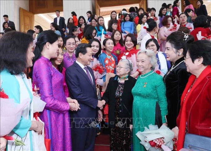 Phó Thủ tướng Lê Minh Khái gặp mặt đại diện nữ trí thức tiêu biểu và trao Giải thưởng Kovalevskaia năm 2023. (Ảnh: TTXVN)