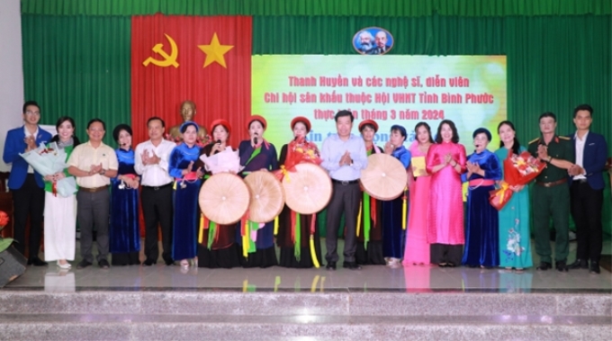 Ủy viên Trung ương Đảng, Bí thư Tỉnh ủy Nguyễn Mạnh Cường tặng hoa cho các nghệ sĩ biểu diễn