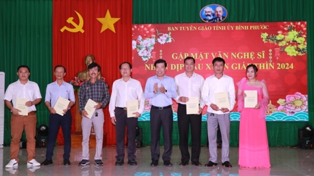 Ủy viên Trung ương Đảng, Bí thư Tỉnh ủy Nguyễn Mạnh Cường tặng sách cho đại diện các chi hội văn học nghệ thuật trên địa bàn tỉnh.