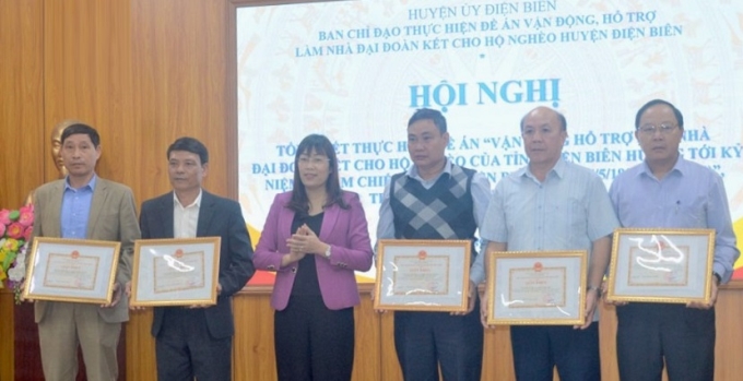 Đồng chí Cao Thị Tuyết Lan, Bí thư Huyện ủy Điện Biên, Trưởng Ban Chỉ đạo đề án huyện trao Giấy khen tặng các tập thể có thành tích xuất sắc.