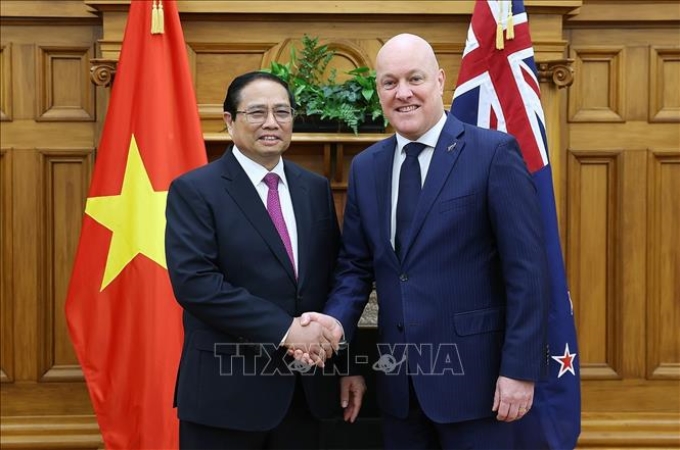 Thủ tướng Phạm Minh Chính với Thủ tướng New Zealand Christopher Luxon. (Ảnh: TTXVN)