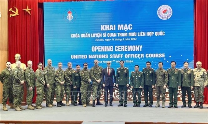 Trung tướng Nguyễn Trọng Bình, Phó Tổng Tham mưu trưởng Quân đội nhân dân Việt Nam và các đại biểu tại lễ khai mạc Khóa huấn luyện. (Ảnh: TTXVN)