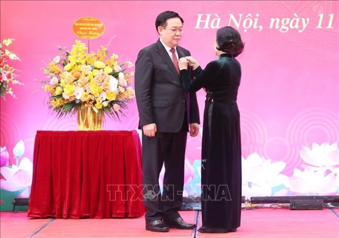 Đồng chí Trương Thị Mai, Ủy viên Bộ Chính trị, Thường trực Ban Bí thư, Trưởng Ban Tổ chức Trung ương trao Huy hiệu 40 năm tuổi Đảng tặng đồng chí Vương Đình Huệ. (Ảnh: TTXVN)