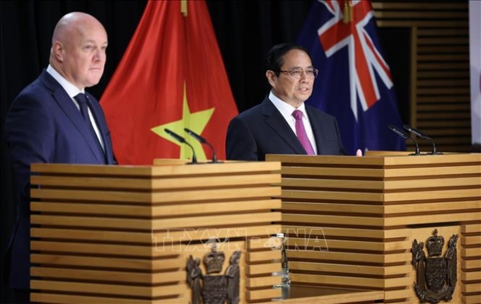 Thủ tướng Phạm Minh Chính và Thủ tướng New Zealand Christopher Luxon gặp gỡ báo chí hai nước. (Ảnh: TTXVN)