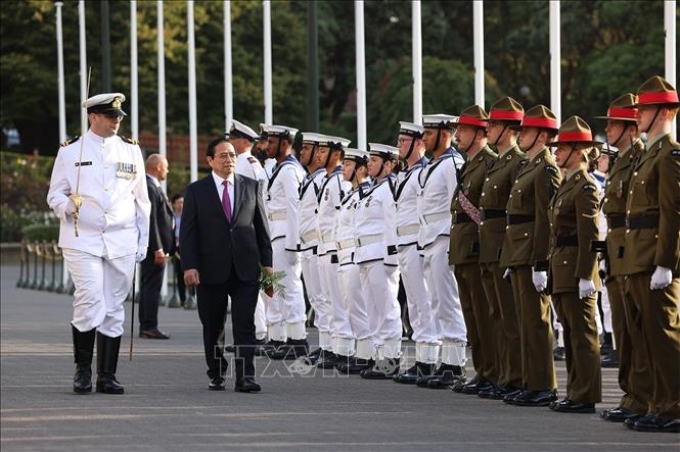 Thủ tướng Phạm Minh Chính duyệt đội danh dự New Zealand. (Ảnh: TTXVN)