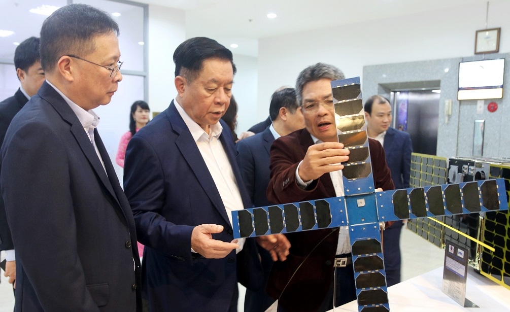 Đồng chí Nguyễn Trọng Nghĩa cùng Đoàn công tác thăm Trung tâm Vũ trụ Việt Nam thuộc Viện Hàn lâm Khoa học và Công nghệ Việt Nam.