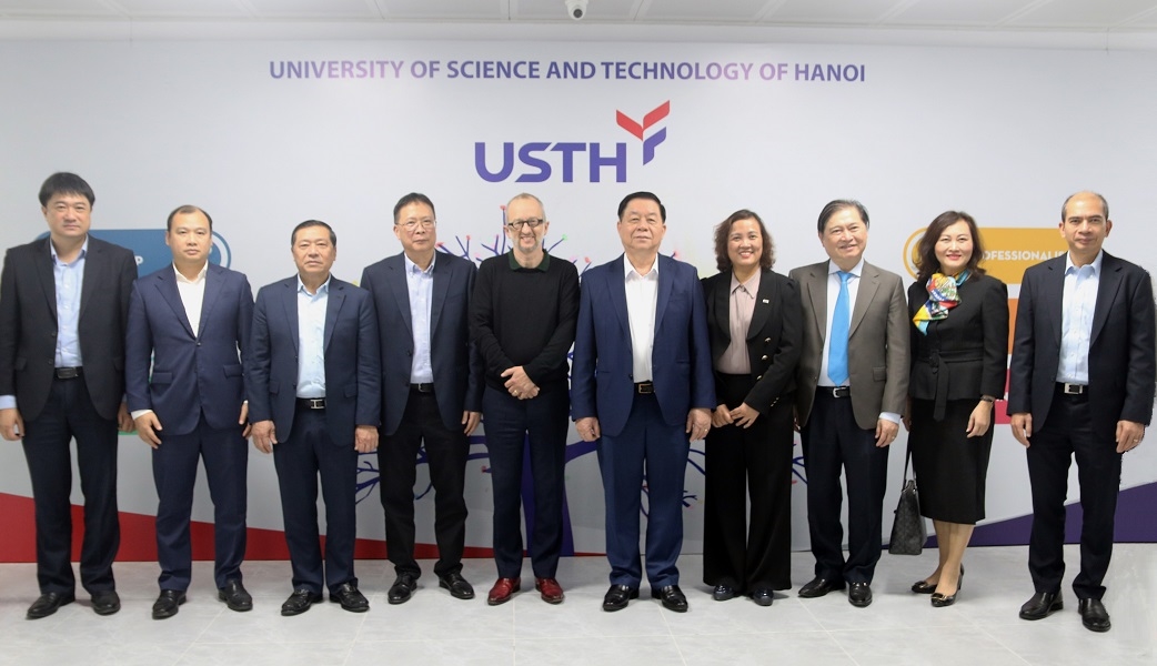 Đồng chí Nguyễn Trọng Nghĩa và thành viên Đoàn công tác chụp ảnh lưu niệm cùng lãnh đạo Trường Đại học Khoa học và Công nghệ Hà Nội.