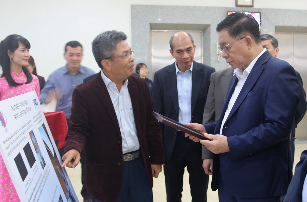Đồng chí Nguyễn Trọng Nghĩa cùng đoàn công tác thăm thăm cơ sở hạ tầng của Viện Hàn lâm Khoa học và Công nghệ Việt Nam.