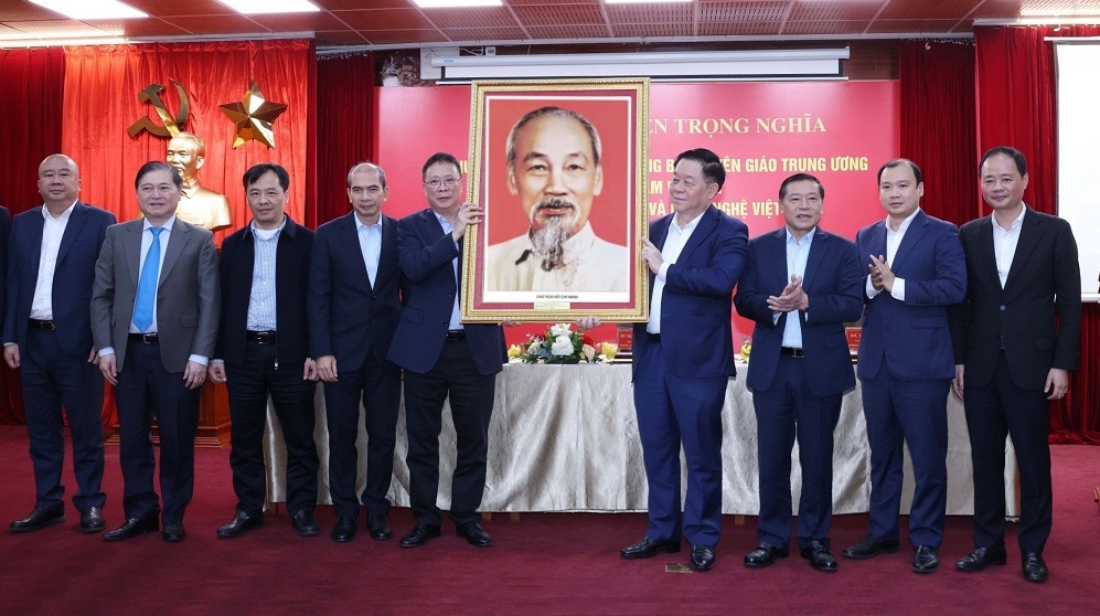 Đồng chí Nguyễn Trọng Nghĩa trao quà lưu niệm tặng Viện Hàn lâm Khoa học và Công nghệ Việt Nam.