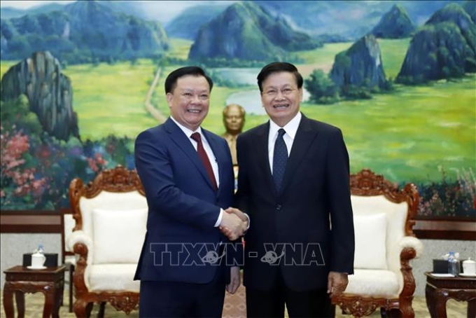 Tổng Bí thư, Chủ tịch nước Lào Thongloun Sisoulith chào đón đồng chí Đinh Tiến Dũng cùng Đoàn đến chào xã giao. (Ảnh: TTXVN)