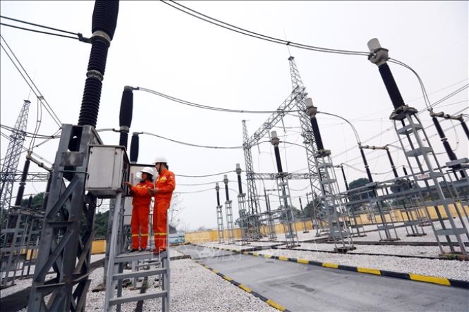Công nhân Công ty Truyền tải điện 1 kiểm tra thiết bị TBA 220 kV Xuân Mai. Ảnh: Huy Hùng/ TTXVN