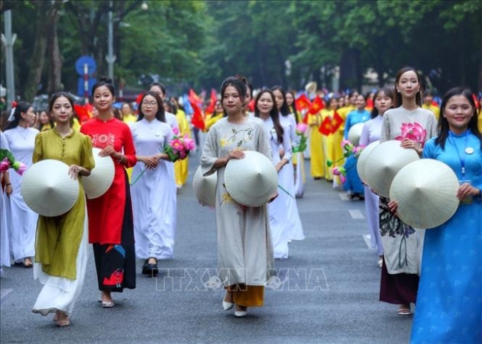 Phụ nữ tham gia diễu hành trên khu vực phố đi bộ hồ Hoàn Kiếm. (Ảnh minh họa: TTXVN)