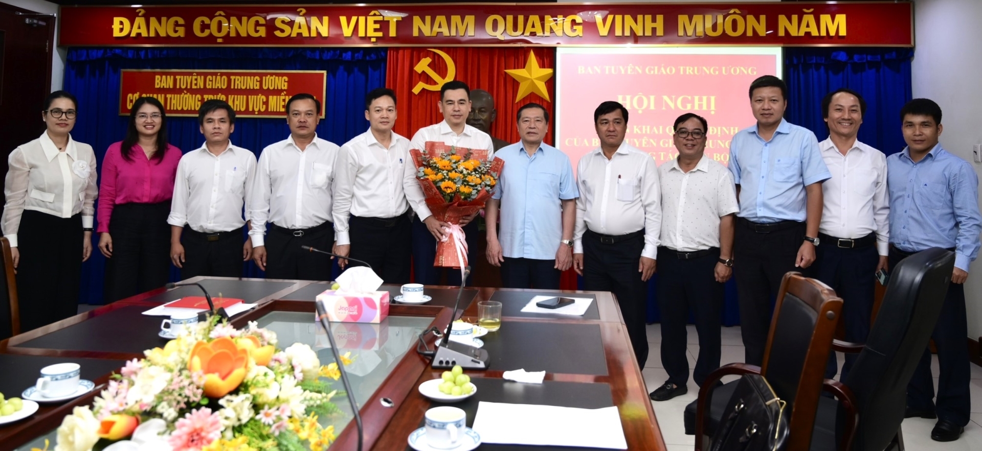 Đồng chí Lại Xuân Môn và lãnh đạo, cán bộ công chức Cơ quan thường trực khu vực miền Nam tặng hoa chúc mừng đồng chí Phạm Quý Trọng.