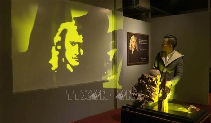 Tác phẩm "Điêu khắc ánh sáng" chân dung của các nhà khoa học, danh họa, nhạc sĩ nổi tiếng trên thế giới của anh Bùi Văn Tự. Ảnh: Thuỳ Dung/TTXVN