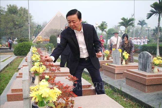 Phó Thủ tướng Trần Hồng Hà dâng hương lên phần mộ các liệt sỹ tại Nghĩa trang Liệt sỹ A1.