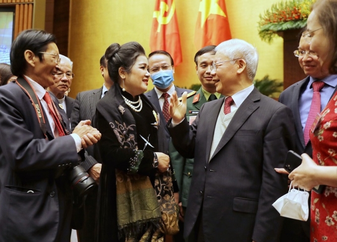 Tổng Bí thư Nguyễn Phú Trọng với các đại biểu dự Hội nghị văn hóa toàn quốc triển khai thực hiện Nghị quyết Đại hội XIII của Đảng.